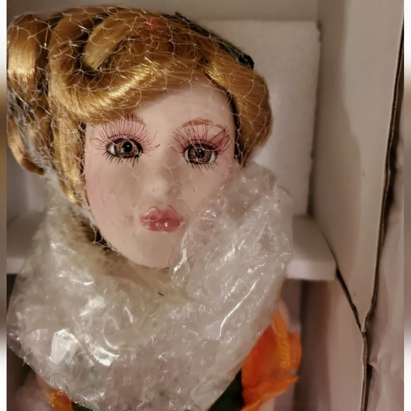 New Heritage Signature Collection doll - Picture 2 of 9